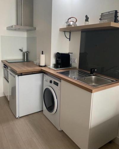 une cuisine avec un évier et une machine à laver dans l'établissement CENTRE HISTORIQUE avec GARAGE, à Bayonne