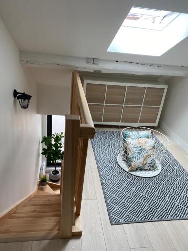 une chambre avec une chaise assise sur un tapis dans l'établissement CENTRE HISTORIQUE avec GARAGE, à Bayonne