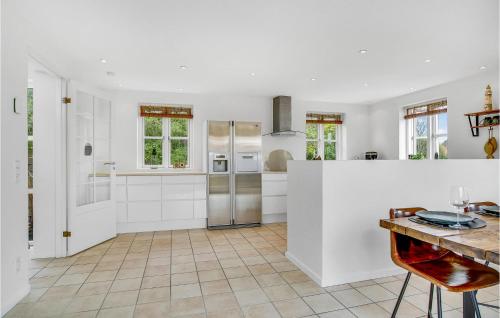 Dapur atau dapur kecil di Stunning Home In Løkken With Wifi