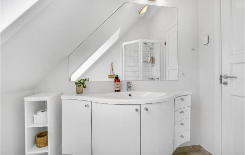 Bilik mandi di Stunning Home In Løkken With Wifi