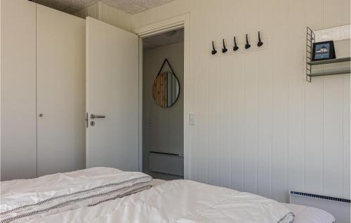 Ein Bett oder Betten in einem Zimmer der Unterkunft Lovely Home In Allinge With Wifi