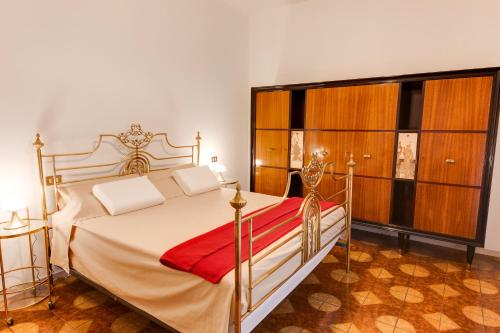 a bedroom with a large bed and a large closet at Casariosa, centro Rimini in Rimini