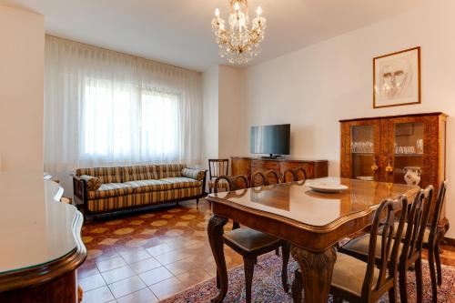 a living room with a dining room table and a couch at Casariosa, centro Rimini in Rimini