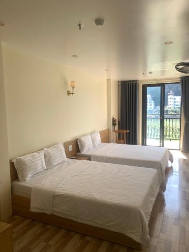 Anh Như Lake View Hostel Cat Baにあるベッド