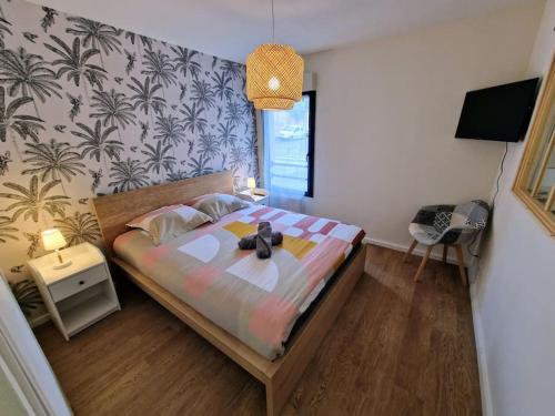 une chambre avec un lit avec un ours en peluche dessus dans l'établissement Le Burgonce, à Niort