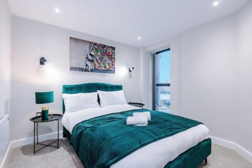 Postel nebo postele na pokoji v ubytování Monopoly Wallz - Sleeps 3