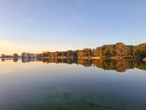 ein großes Gewässer mit Bäumen im Hintergrund in der Unterkunft Perla Apartment in Tirana