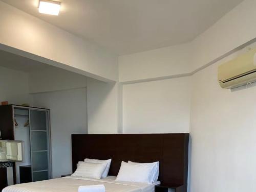 Кровать или кровати в номере Marina Heights Apartment