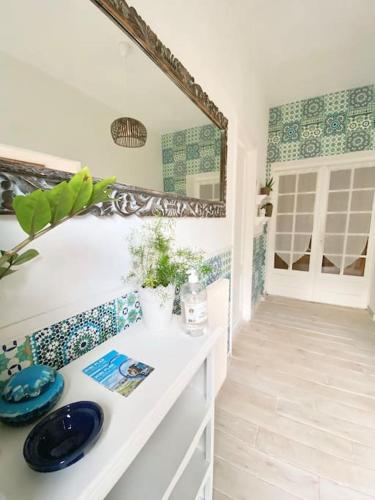 Cette chambre comprend un comptoir blanc et un miroir. dans l'établissement Charmante maison familiale -Jardin -WIFI -Parking, à Mérignac