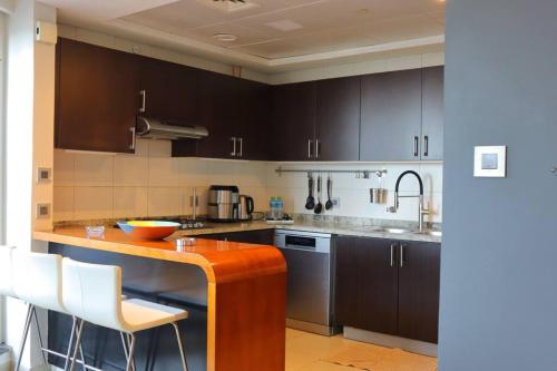 Kuchyň nebo kuchyňský kout v ubytování Al Reem Stylish 2BR with Gym & Parking