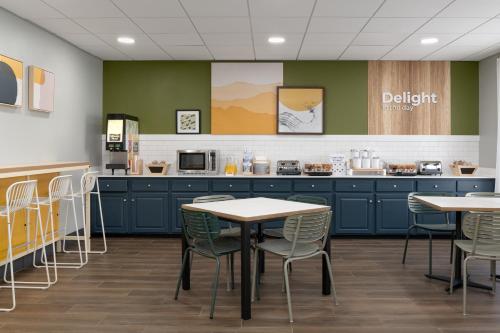 Ресторан / где поесть в Spark by Hilton Savannah South I-95