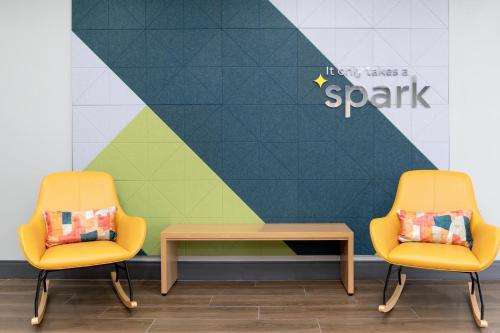 Гостиная зона в Spark by Hilton Savannah South I-95