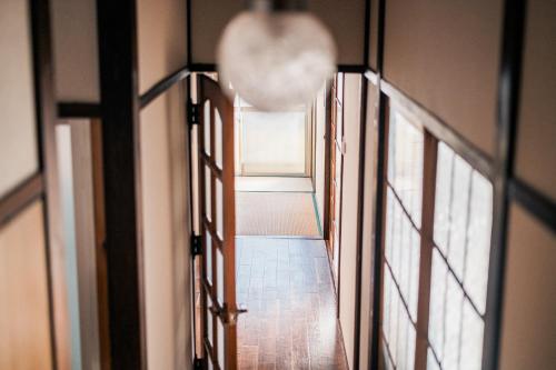 an open door with a hallway in a house at Japanese Local House - 奥葉山の一棟貸しの隠れ家宿 - 静かな縁側と和室 in Hayama