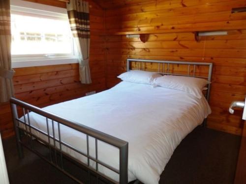 Postel nebo postele na pokoji v ubytování Cosy log cabin in Snowdonia 357