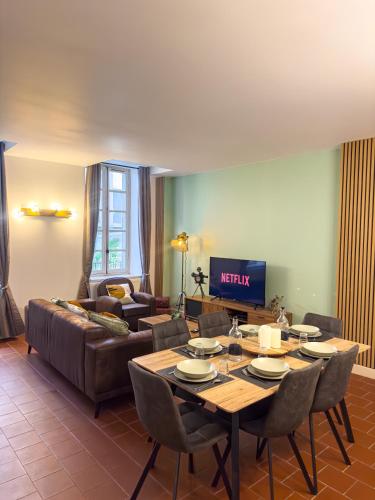 un salon avec une table et un canapé dans l'établissement La Cité Voltaire, à Carcassonne