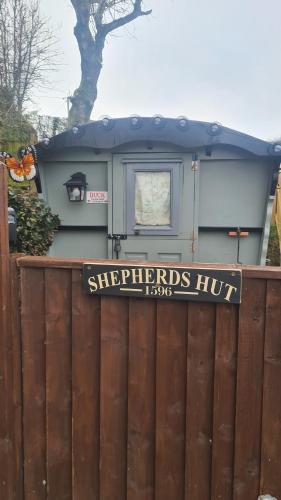 Gambar di galeri bagi Blue bells Small but quirky & Cozy Shepherd's Hut di Halkyn