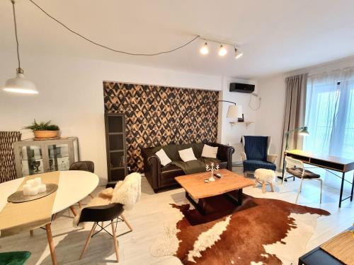 a living room with a couch and a table at Marianne, Apartament 2 Camere, Morii Lake 2 in Bucharest