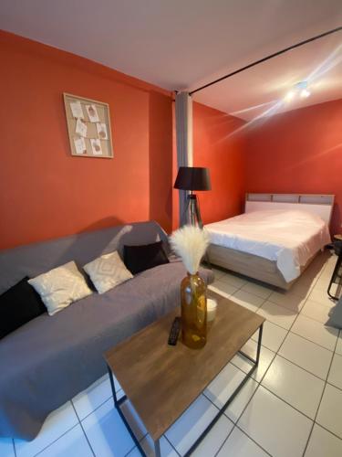 une chambre avec deux lits, un canapé et une table dans l'établissement Appartement en résidence, au Barcarès