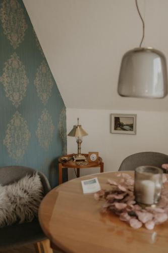 a room with a table and chairs and a lamp at Weissewolke in Bad Fallingbostel