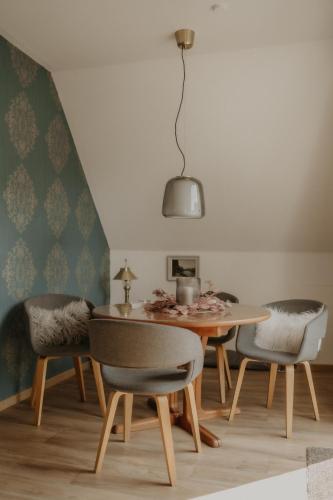 a dining room with a table and chairs at Weissewolke in Bad Fallingbostel