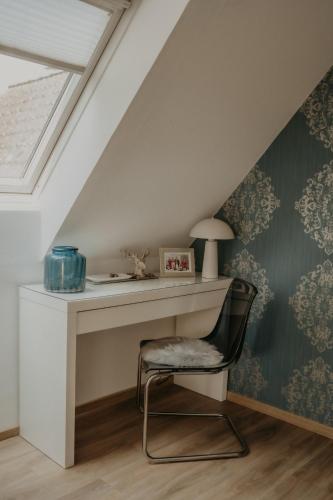 a room with a desk and a chair in a attic at Weissewolke in Bad Fallingbostel