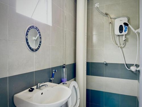 une salle de bain avec lavabo et douche dans l'établissement Ammara Homestay Emerald Avenue Cameron Highlands, à Brinchang