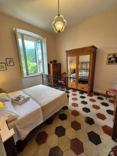 RoccamandolfiにあるLa Dimora del tempo ritrovatoのベッドと大きな窓のある寝室