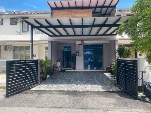 Το κτήριο όπου στεγάζεται  η παραθεριστική κατοικία