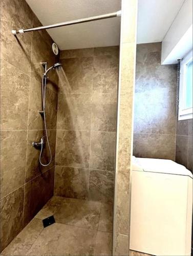a shower stall in a bathroom with a toilet at Appartement à 10 min de Strasbourg in Strasbourg