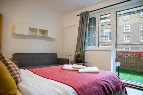 Una cama o camas en una habitación de London Centre Retreat