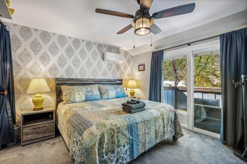 een slaapkamer met een bed en een plafondventilator bij Historic William Smith House -- Pet Friendly, Grill, Wifi, Fire Pit, Deck, Family Friendly, Town Location, King Bed, Creekside in Berkeley Springs