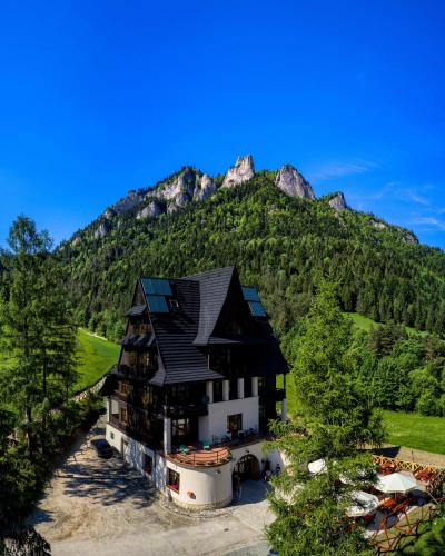 an aerial view of a house with a mountain at Schronisko PTTK Trzy Korony in Sromowce Niżne