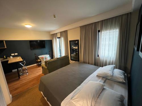 Postel nebo postele na pokoji v ubytování Hotel Estamp moema Ibirapuera UH110