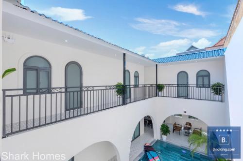 a house with a swimming pool and a balcony at Shark Villa 160 - Đi Bộ Ra Cột Cờ Bãi Sau Thùy Vân - Free Bida - Loa Karaoke in Vung Tau