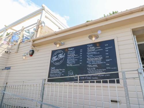 a sign on the side of a restaurant at Low Tide Loft in Freshwater