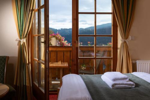 a bedroom with a window with towels on a bed at Sonnhof am Hochkönig in Mühlbach am Hochkönig