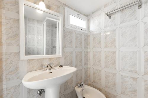 un bagno bianco con lavandino e WC di La casita de Tereses a Guadalcanal