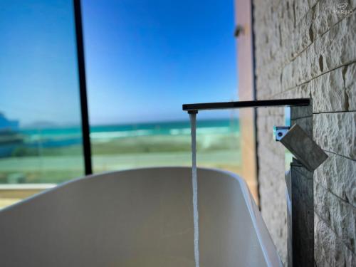a bath tub with a view of the ocean at Marino Beach Hotel in Cabo Frio
