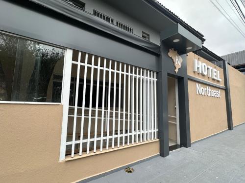 サンパウロにあるNortheastの白いドアと看板のある店先