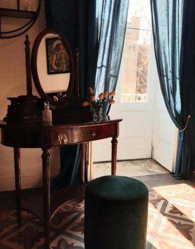 a room with a table and a mirror and a stool at Morosoli Spa in Catania