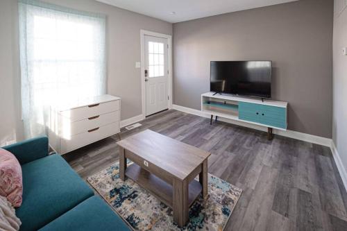 Μια τηλεόραση ή/και κέντρο ψυχαγωγίας στο Adorable Stylish 1bed 1 bath