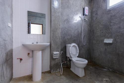 uma casa de banho com um lavatório, um WC e um chuveiro em Tonwai Modern Place em Phitsanulok