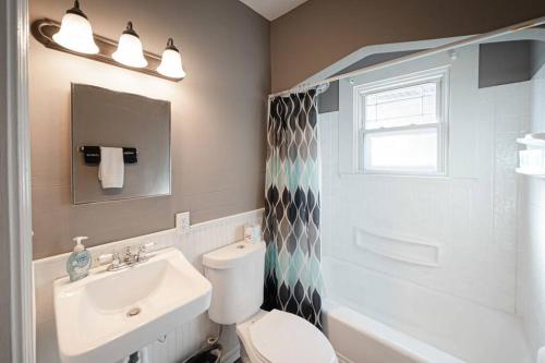 Ένα μπάνιο στο Adorable Stylish 1bed 1 bath