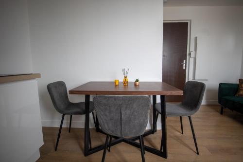 d'une table à manger entourée de 4 chaises. dans l'établissement À 10 minutes de la gare de Sartrouville, à Sartrouville