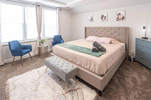 Ένα ή περισσότερα κρεβάτια σε δωμάτιο στο Glamorous Renovated Modern Home