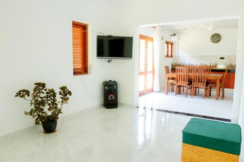 TV a/nebo společenská místnost v ubytování Tranquillity Villa