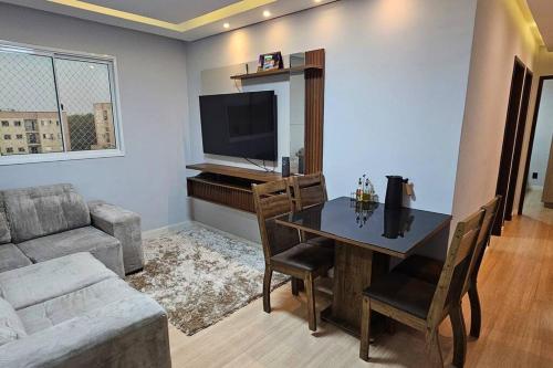 Una televisión o centro de entretenimiento en Apartamento Aconchegante