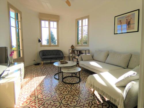 un salon avec un canapé et une table dans l'établissement Mas Saint Jeaume 10 personnes piscine, à Châteauneuf