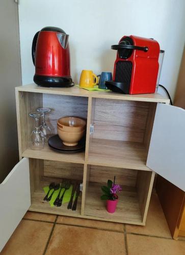 une étagère avec un grille-pain et d'autres ustensiles de cuisine dans l'établissement 2 pas de la mer, à Bourgneuf-en-Retz