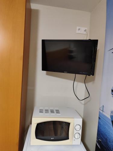 Elle dispose d'un four micro-ondes et d'une télévision murale. dans l'établissement 2 pas de la mer, à Bourgneuf-en-Retz
